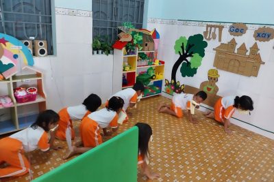 Hoạt động trải nghiệm 🌈𝐊𝐲̃ 𝐧𝐚̆𝐧𝐠 𝐬𝐨̂́𝐧𝐠: ” 𝐋𝐚̀𝐦 𝐠𝐢̀ 𝐤𝐡𝐢 𝐜𝐨́ 𝐜𝐡𝐚́𝐲?”🔥 🚒Trong các sự cố hỏa hoạn xảy ra, trẻ em là đối tượng dễ gặp nguy hiểm cao nhất do thể lực yếu và chưa có sự hiểu biết về kỹ năng thoát hiểm🔥🔥🔥  🔥🔥🔥 Các bạn nhỏ Trường Mầm non Hoa Mai đã có một buổi diễn tập PCCC cùng với các kỹ năng mà các con đã được các cô hướng dẫn. 🔥🔥🔥 Các con đã phản ứng rất nhanh khi nghe tiếng chuông báo cháy hay khi thấy có khói, nghiêm chỉnh nghe hiệu lệnh từ các cô giáo và có kỹ năng đi cúi thấp người, sử dụng khăn ẩm che miệng để tránh hít phải hơi khói. Ngày 10/11/2023